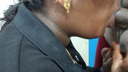 जब वे घर पर अकेले थे तो देसी तमिल सौतेली बहन ने अपने सौतेले भाई के साथ कट्टर बिल्ली की चुदाई की