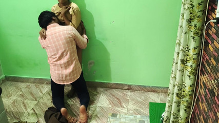 शर्मीली भारतीय वर्दीधारी लड़की से छेड़खानी