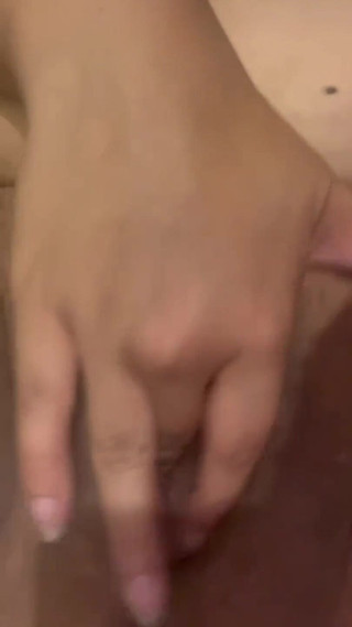 WildEnglishBBW मेरी गुलाबी चूत में उंगली कर रही है और मेरी भगनासा को रगड़ रही है