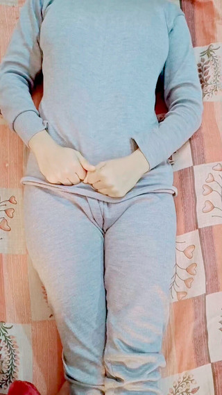 पहली बार देसी लड़कियों की क्लोज़अप में मुझे चोदना और दोस्त के साथ पूरी रात आनंद लेना