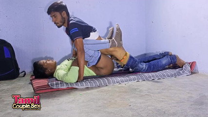 भारतीय लड़की पहली बार अपने पार्टनर के साथ विभिन्न पोजीशन में सेक्स करती है