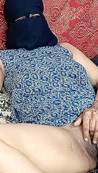 जब सेक्सी गर्लफ्रेंड को फिंगरिंग करते हुए पाया गया तो उसके साथ सबसे अच्छा सेक्स