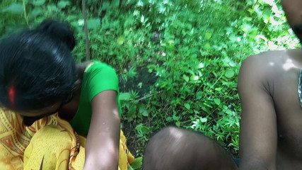 भारतीय गांव के जोड़े तेजी से निकटतम क्षेत्र में आ रहे हैं और आउटडोर रोमांटिक हॉट मस्ती के साथ सेक्स कर रहे हैं।