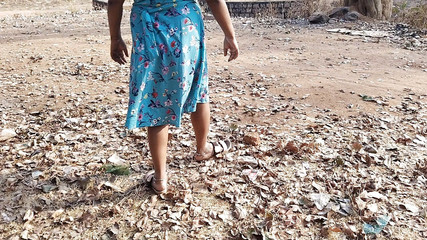 हॉट देसी सेक्सी लड़की यहां गांव के बॉयफ्रेंड के साथ नदी पर नहाते हुए मस्ती कर रही है।