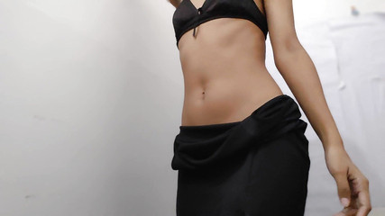 टिकटॉक की प्यारी कवाई अपने कमरे में अपनी चूत में उंगली कर रही है!