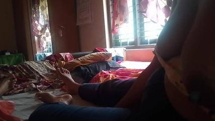 भारतीय मलयाली लड़की अपने स्तन दिखा रही है