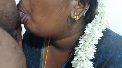 तमिल पत्नी अपने पति के दोस्त को गहराई से चूस रही है