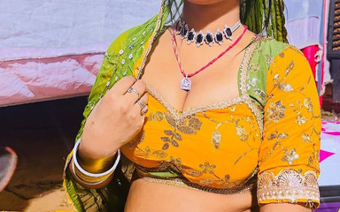 सौतेली माँ अपनी बिल्ली को छू रही है और विशाल गांड दिखा रही है