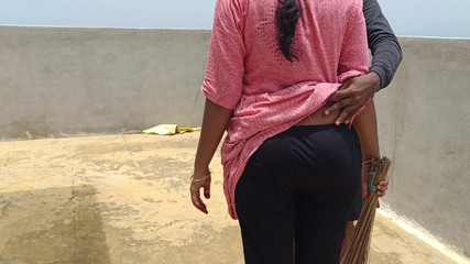 घर में नौकरानी का रोलप्ले और मालिक के साथ सुपरवाइज़र के साथ चुदाई