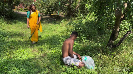 नई वीडियोहॉट देसी भाभी ने कूड़े वाले को देखा और उसके पास गई और उसका लंड चूसने लगी
