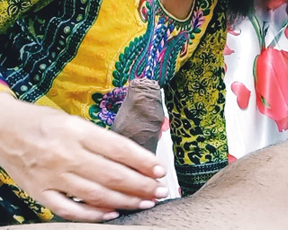 सेक्सी लड़की अपने नियोक्ता के डिक का आनंद लेती है