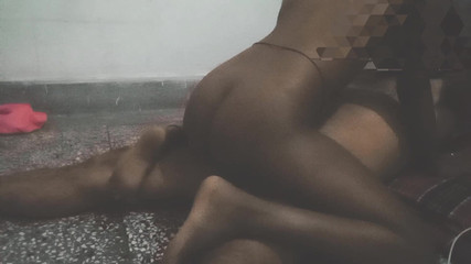 किशोर लड़की प्रेमी के साथ सेक्स का आनंद लें। कॉलेज में पढ़ने वाली लड़की