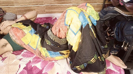 देसी पत्नी को उसके पति मित्र ने उसके बेडरूम में चोदा।