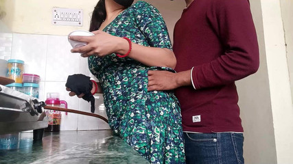 पत्नी ने रसोई में चुदाई करके अपनी प्यास बुझाई, भले ही वह चुदाई नहीं करना चाहती थी