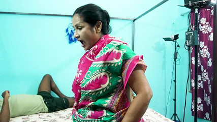 बड़े सौतेले भाई ने अपनी सेक्सी भाभी मल्लू सौतेली चाची की जमकर चुदाई की