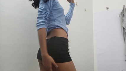 लोलाफुकबनी के पास सबसे प्यारी इनी बिल्ली है