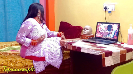 हॉट सौतेली बहन को सौतेले भाई ने पकड़ लिया जब वह देख रही थी