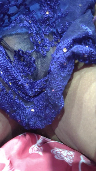 कन्नड़ स्टेपाउंटी अपनी खूबसूरत बिल्ली को तेल की बोतल से छूती हुई