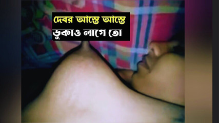 देसी भाभी को रात में अपनी चूत का मज़ा लेने की छूट मिलती है।