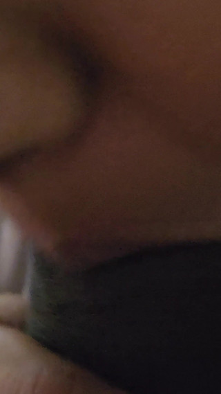 पत्नी पति का लॉलीपॉप चूस रही है