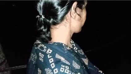 रात में, उसे उसके दोस्त ने चोद दिया