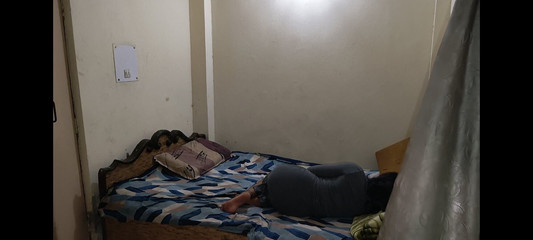 आज मेरी सौतेली बहन को कमरे में अकेला पाया और मैंने उसकी चूत में बहुत कुछ डाल दिया।