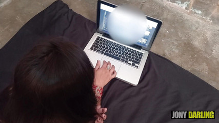 जॉनी डार्लिंग द्वारा लाल पैंटी में ऑनलाइन ब्लैक फ्राइडे शॉपिंग के दौरान कामुक सौतेली बहन ने सौतेले भाई को चोदा