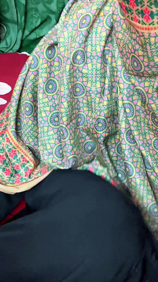 खूबसूरत कामकाजी लड़की काम के समय घर में मालिक की जमकर चुदाई करती है