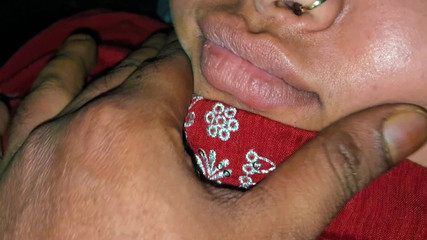 सौतेली माँ लड़के के साथ खेलना चाहती है