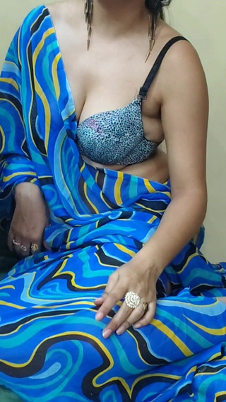 आराम करते समय सौतेले पिता की सौतेली बेटी के साथ सेक्स