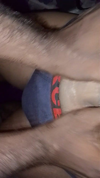 अपनी पत्नी को कुर्सी पर खूब पटकें