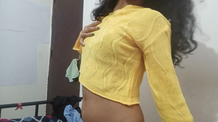 गर्मी का मौसम है और मैं गर्मी से गर्म हो रहा हूं