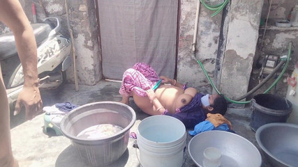 कपड़े धोते समय बीवी को चोदा