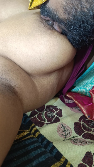 गृहिणी बिस्तर में गर्म चुदाई का आनंद ले रही है