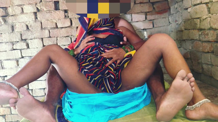 देसी हॉट साड़ी पहने पत्नी के पति ने उसे डॉगी स्टाइल में बनाया और उसकी चूत चोदी