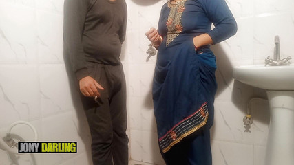 पंजाबी भाभी ने पी बीड़ी और बाथरूम में मारी बिहारी से चुदाई..