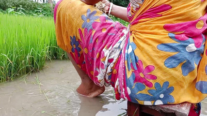 नहाते समय मैंने अपनी सौतेली बहन को चोदा