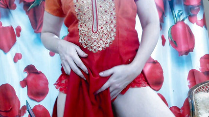 सेक्सी लाल पोशाक वेबकैम में किंकी प्यारी आकर्षित करती है