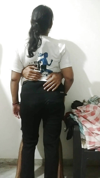 भारतीय देसी भाभी ने एक पड़ोसी मित्र को घर पर बुलाया, जबकि उसका पति कार्यालय में था।