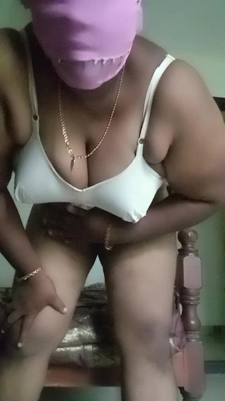 भारतीय कॉलेज छात्रा बीबीडब्ल्यू कैमरे पर अपनी बिल्ली को छूती हुई दिखा रही है