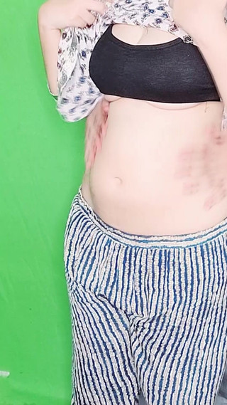 विक्की ने रिया को सेक्स मसाज दी