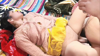 भारतीय पत्नी अपने पति के प्रमोशन के लिए अपने पति के बॉस के साथ रोमांस करती है और सेक्स करती है