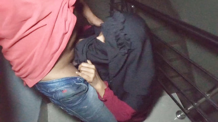 बांग्ला जोड़े की सीढ़ियों पर चुदाई