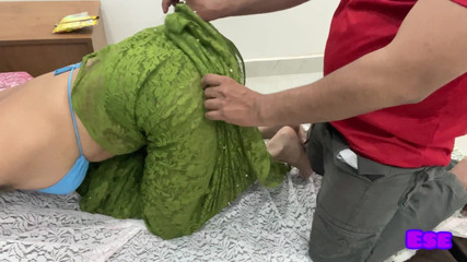 देसी स्टेपाउंटी ने होली खेलते हुए पहले पीछे से अपनी चूत में लंड लिया और फिर चुदाई की