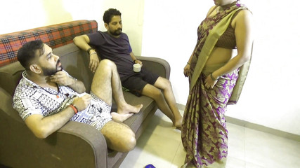 एक आदमी और उसके दोस्त ने अपनी खूबसूरत देसी नौकरानी को अपने कमरे में चोदा