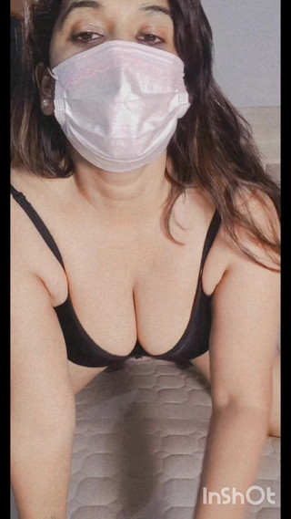 ककड़ी के साथ अकेली लड़की की चुदाई