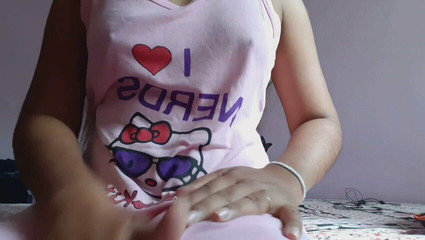 हॉट इंडियन एमेच्योर कॉलेज गर्ल प्राकृतिक स्तन के साथ खेलती है