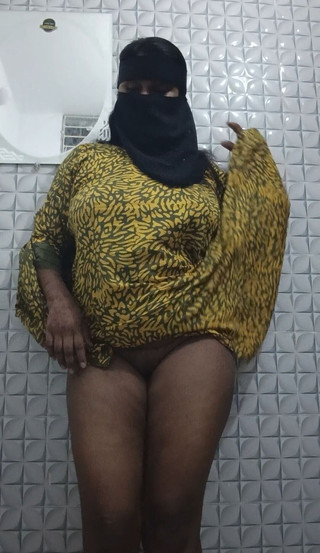 देसी लड़की आराम से स्नान के समय