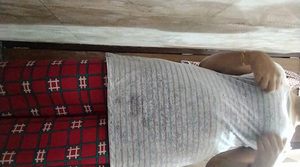 युवा सुंदर भारतीय लड़की खेल रही है