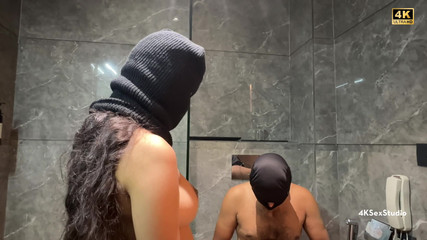 सेक्सी कामुक पत्नी की बाथरूम में और बिस्तर पर चुदाई